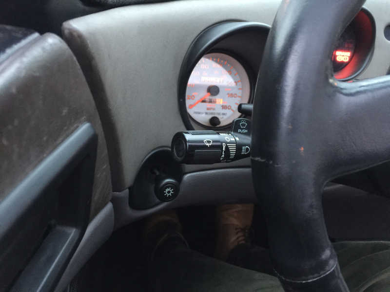 That’s right, a pull-switch for headlamps straight out of the 1980s!